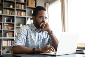 Un homme chosi ses actions, ses titres vifs, dans une assurance-vie