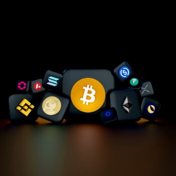 Illustration avec des logos de cryptomonnaies prometteuses