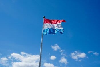 Drapeau du Luxembourg, illustrant un comparatif des assurances vies luxembourgeoise.