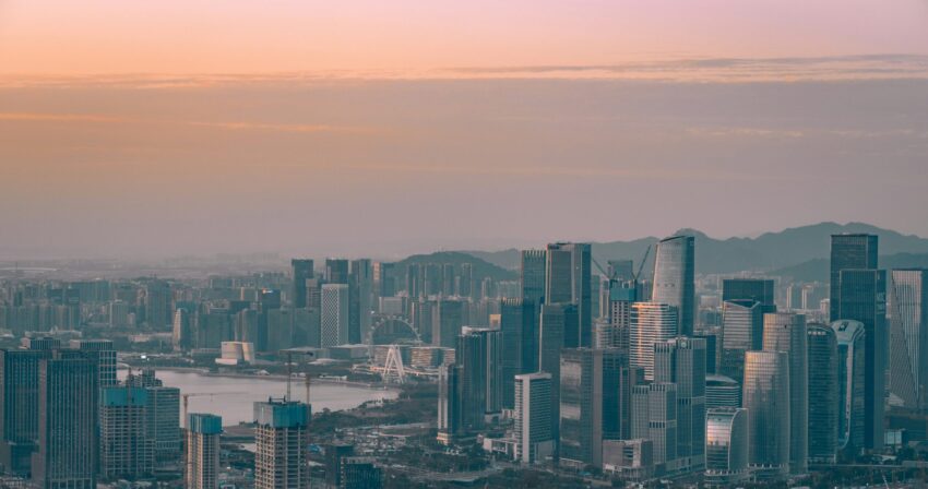 Photo d'une ville avec de nombreux immeubles pour illustrer les investissements potentiels des SCPI